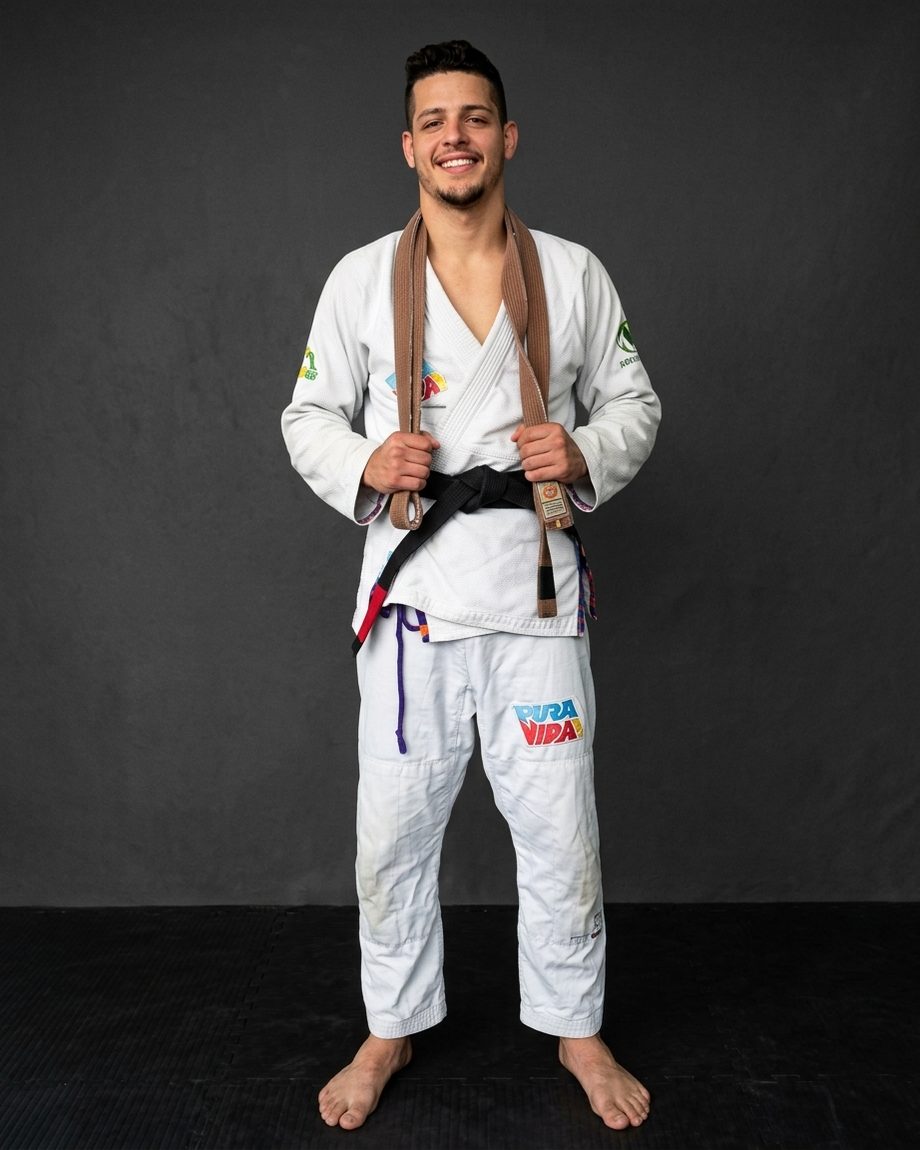 David Rodríguez, head coach de Atlas Jiujitsu Lab, en gi blanco con su cinta negra